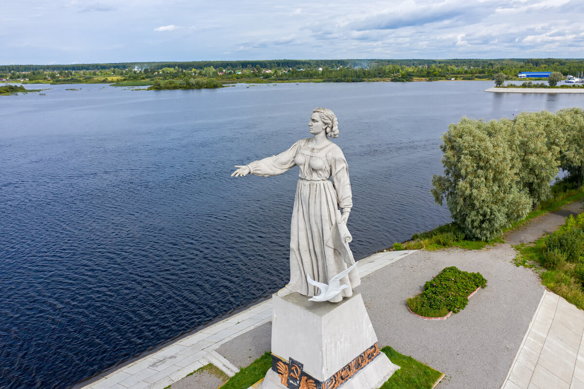 Памятник реке. Памятник реке Волге в Рыбинске. Скульптура Волга Рыбинск. Волга в Рыбинске. Статуя у реки Волга.