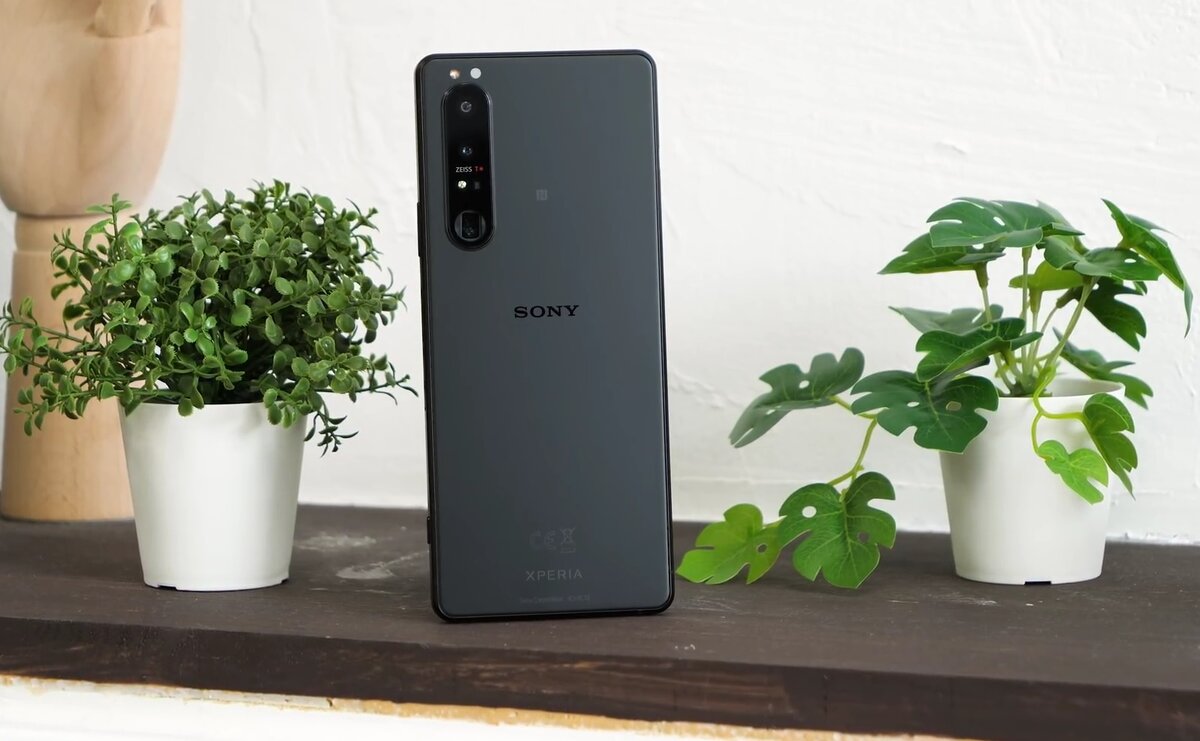 Герой обзора – Sony Xperia 1 III. Источник: YouTube-канал Mobiltelefon.ru