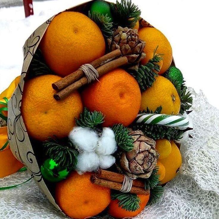 Мандарины и апельсины самые популярные фрукты в новогодних букетах.