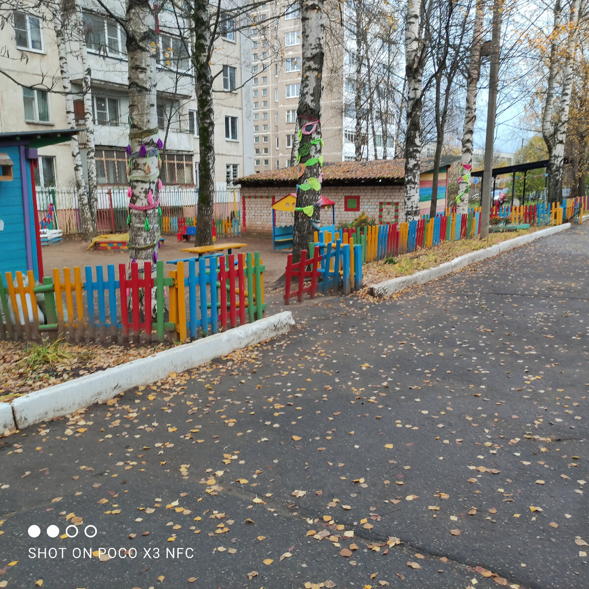 Оставляю коляску на улице, а дочь несу на руках. В раздевалке сыну помогаю переодеться, дочь сидит, как умница, но поглядываю за ней. 