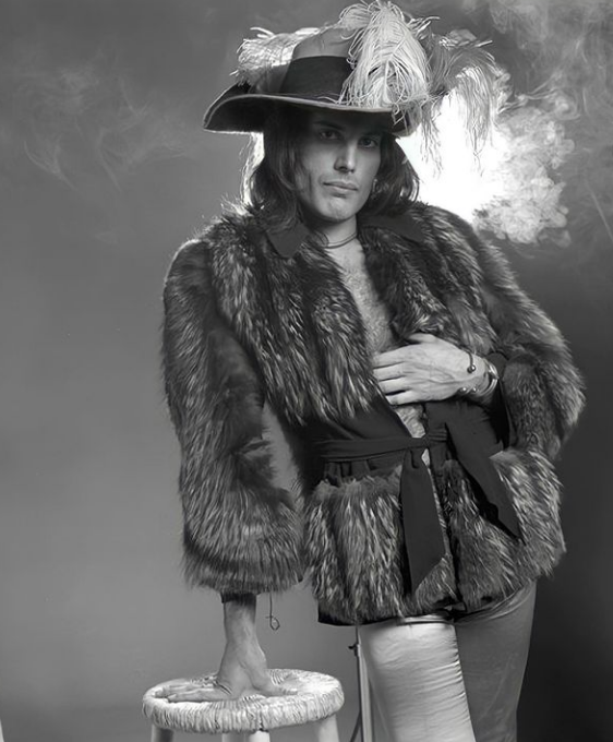 Фредди Меркьюри в фотосессии 1974 года