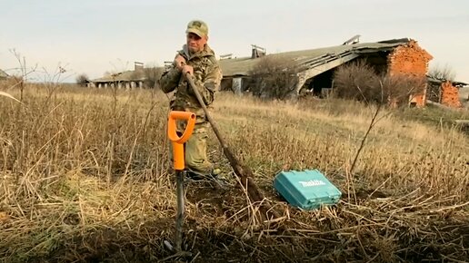 Снова обнаружил под землей большую металлическую конструкцию. Пытаюсь ее вытащить.