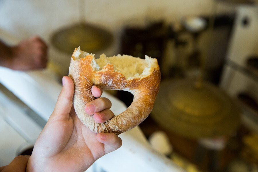 Источник:http://lozhka-povarezhka.ru/retseptyi/vyipechka/pochemu-nastoyashhie-kalachi-vypekali-vmeste-s-ruchkami.html