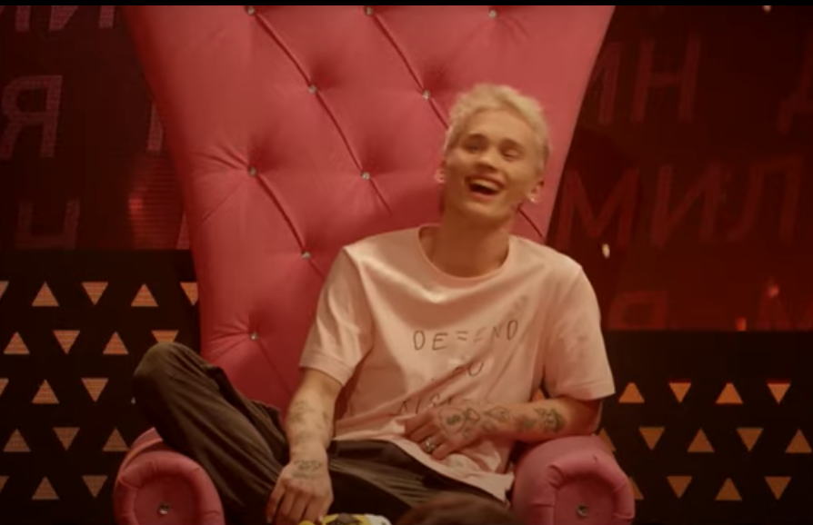 Даня Милохин на "Прожарке" смеётся над шутками, - над теми, которые понимает