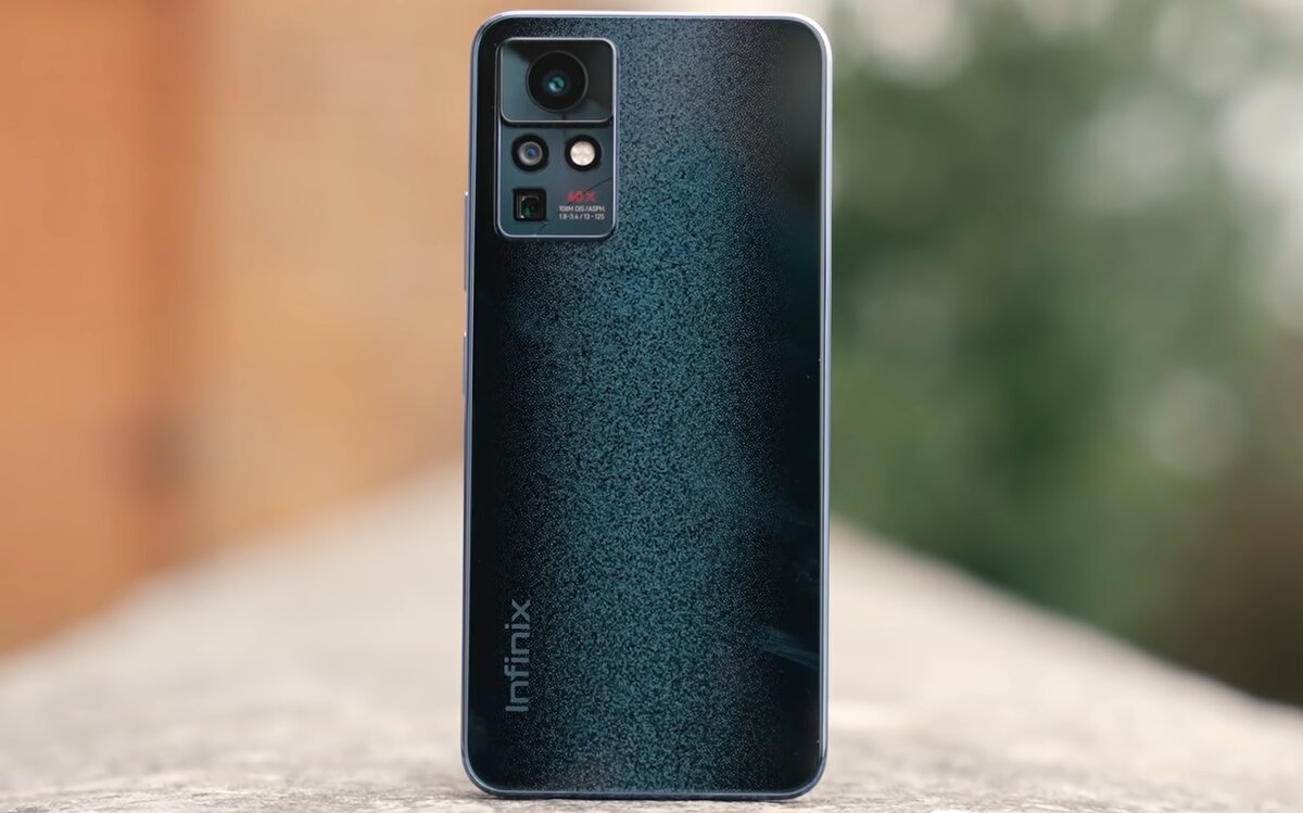 Infinix Zero X Pro в цвете Nebula Black. Источник: YouTube-канал The Tech Chap