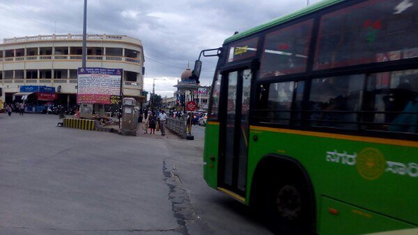 автобус в центре города