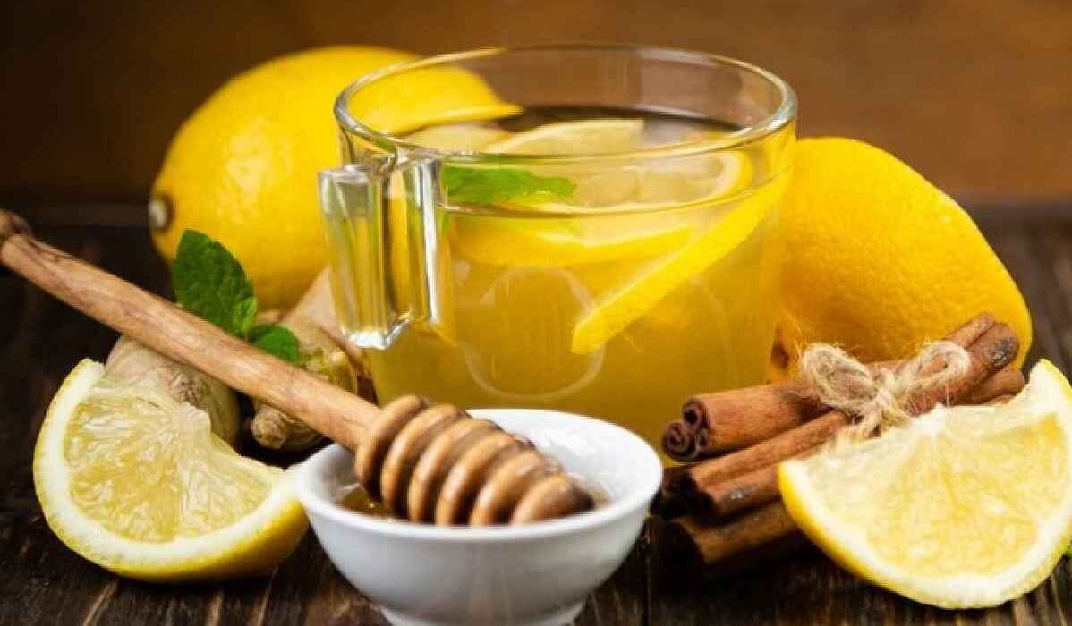 Вода с лимоном и корицей. Чай с лимоном и имбирем и медом. Волшебный напиток. Женщина средних лет мед лимон. Чай мед фрукты вывески фото.