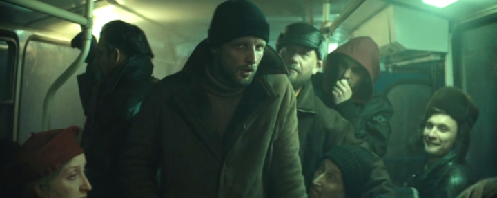 Это Петров в гриппе. Его играет театральный режиссер и киноактер Семен Серзин.