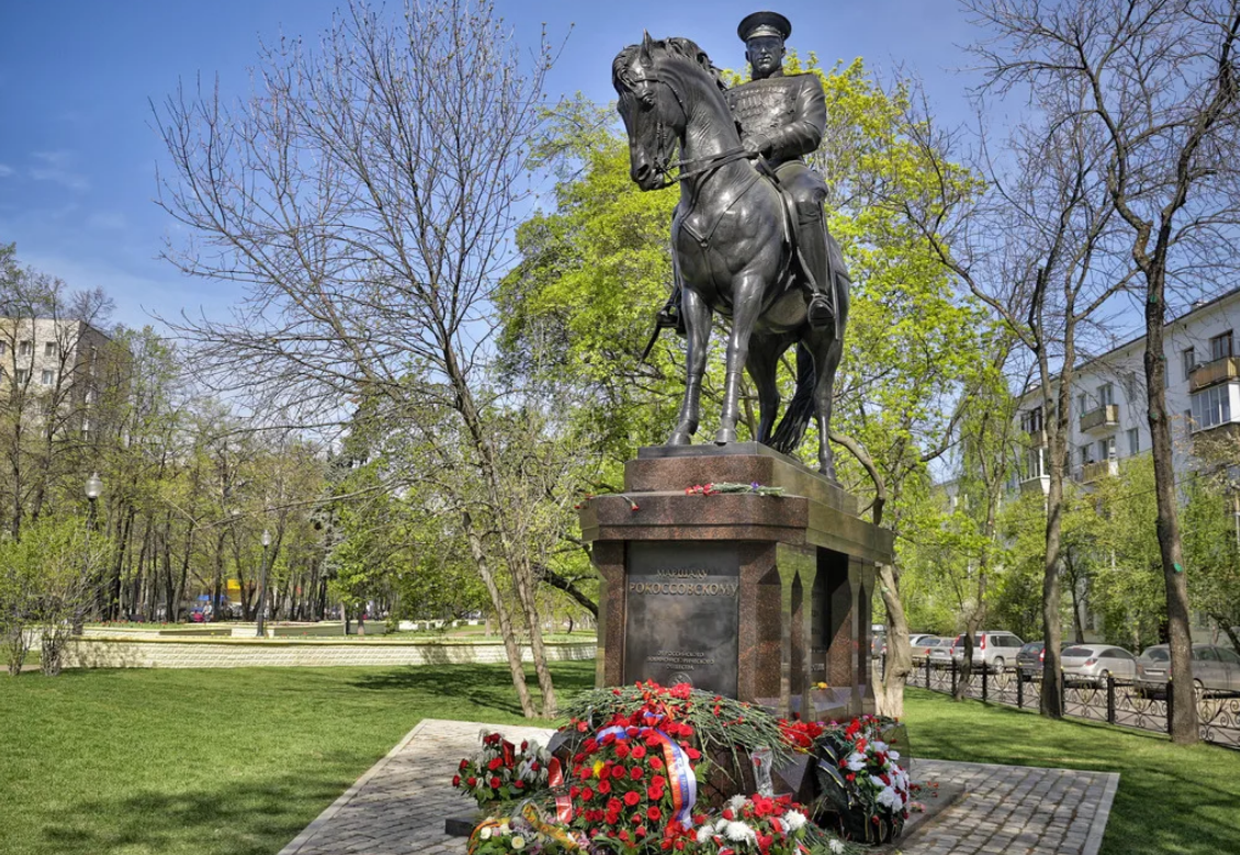 Какие памятники. Памятник маршалу Рокоссовскому в Москве на бульваре. Памятник Константину Рокоссовскому. Памятник на бульваре Рокоссовского в Москве. Рокоссовский Константин Константинович памятник.