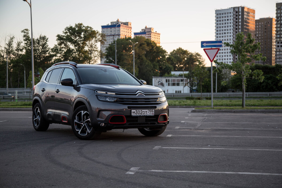 Дорестайлинговый C5 Aircross всегда привлекал внимание. Далее в карусели фото кормы и салона.