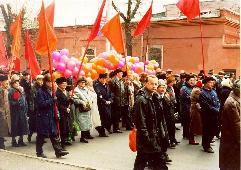 Вот так я примерно выглядел в 2000 году. Ничем не выделяюсь из толпы на первомайской демонстрации, куда же мне во фриланс-то? Но я рискнул.