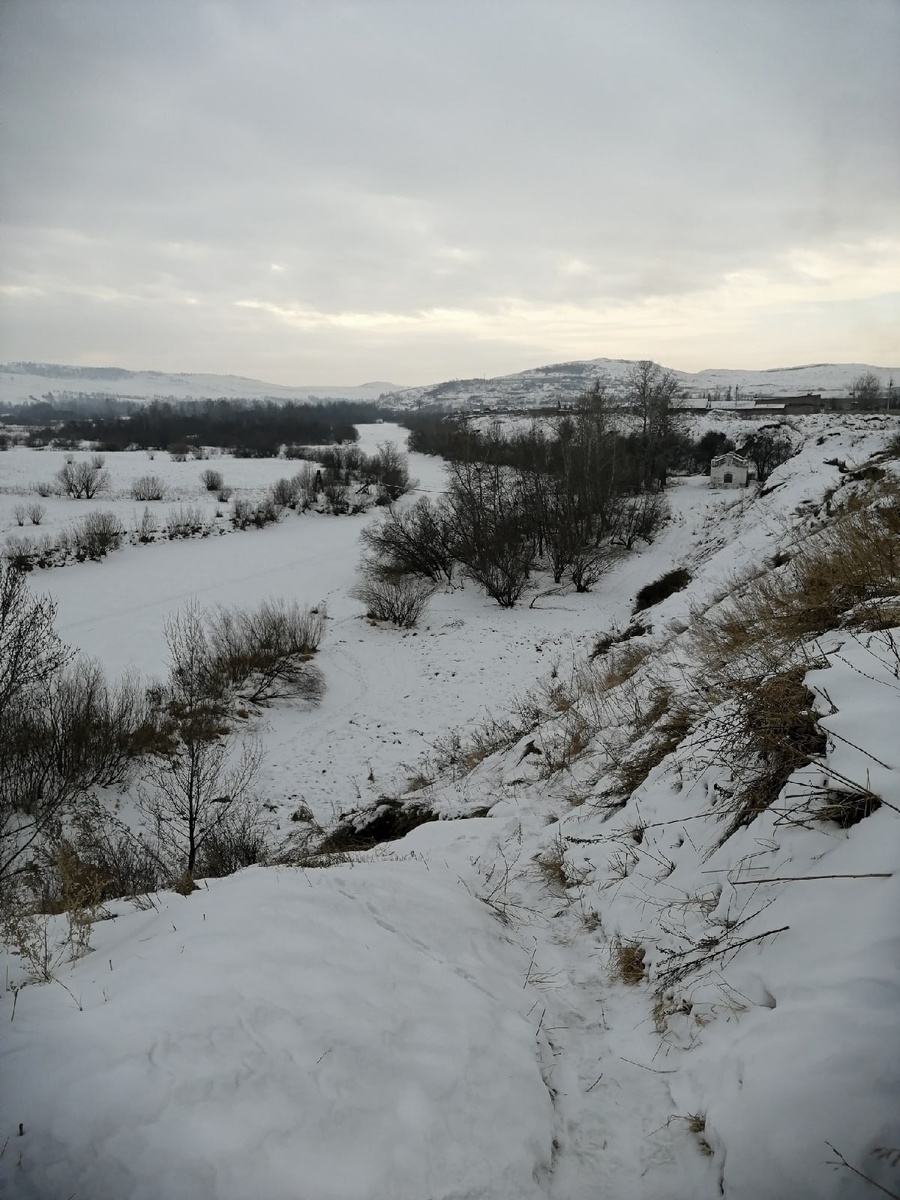 Порой, выйдя на пять минут за хлебушком, можно и на речку утопать, если погода хороша 