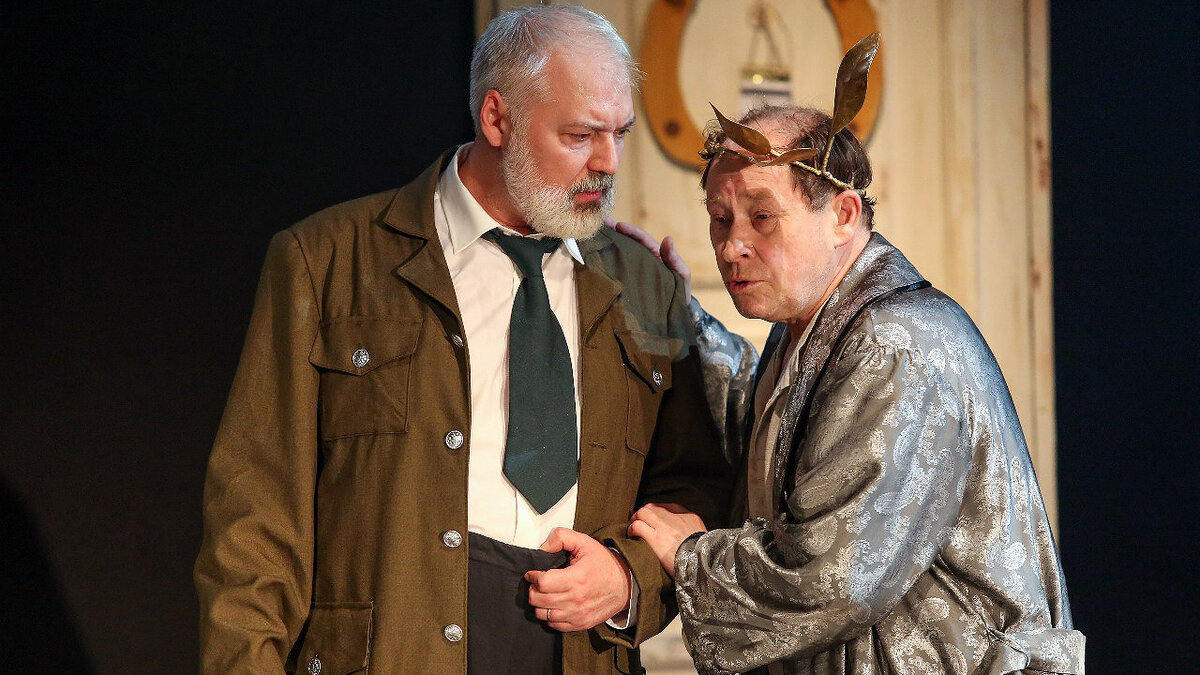 Фото со  спектакля "Ромул Великий" театра на Васильевском . Источник - сайт театра