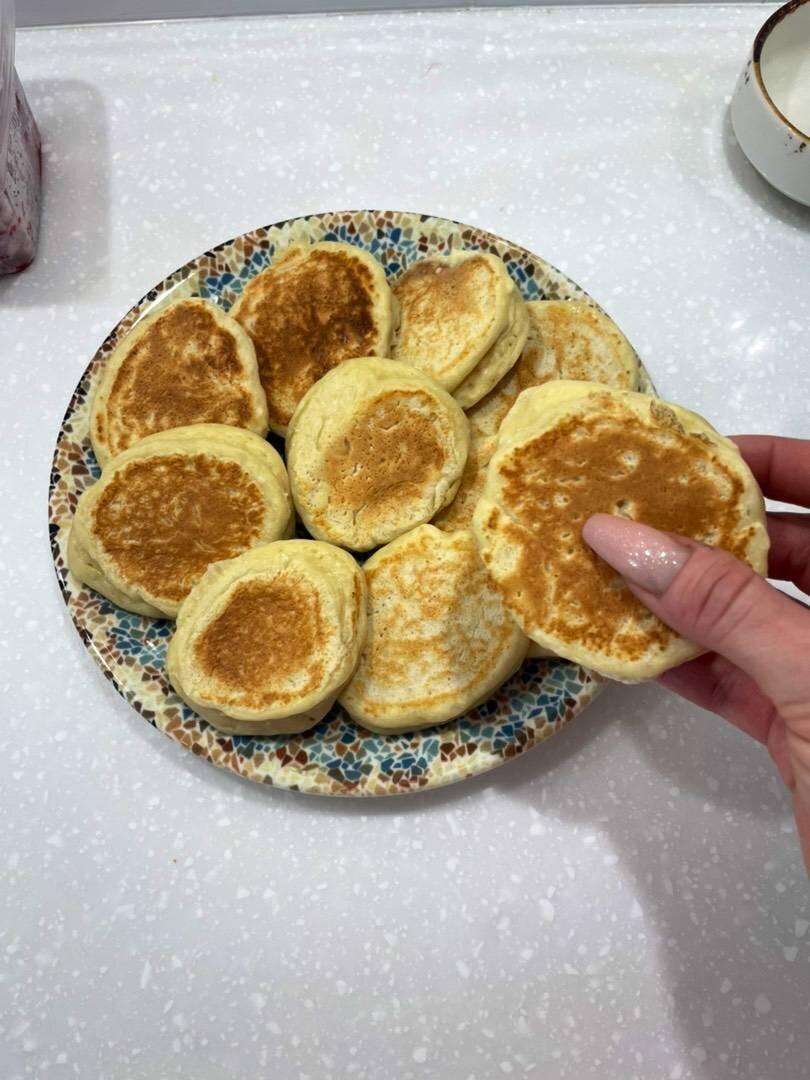 Панкейки=творожные оладушки в данном формате. Очень легкие и быстрые. Детки скушали целую тарелку блинков, которых из двух яиц получилось довольно много.