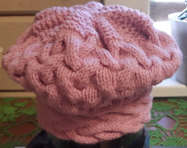на фото 2  хорошо видна макушка, выполнена платочной вязкой