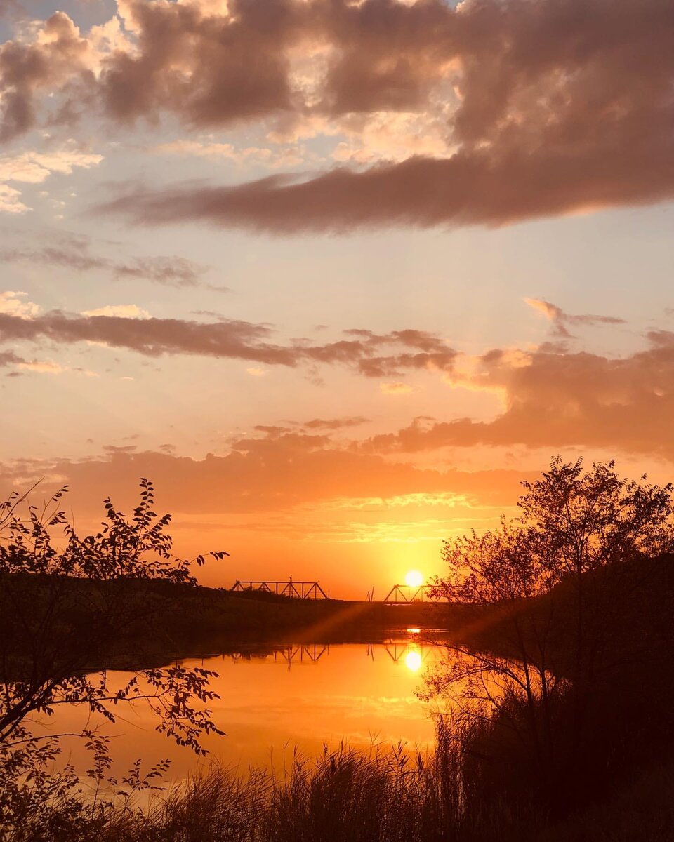 Это мое фото на телефон. Потрясающий закат.