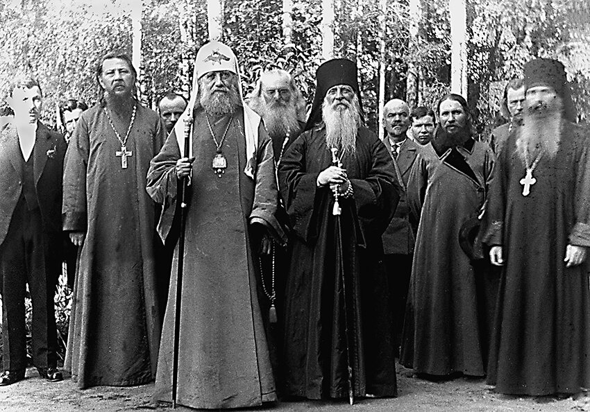 Патриарх Тихон у Боголюбовской церкви в Пушкине