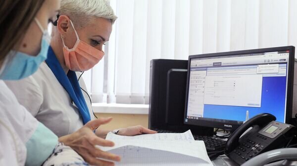    Специалисты медицинского учреждения© РИА Новости / Алексей Сухоруков