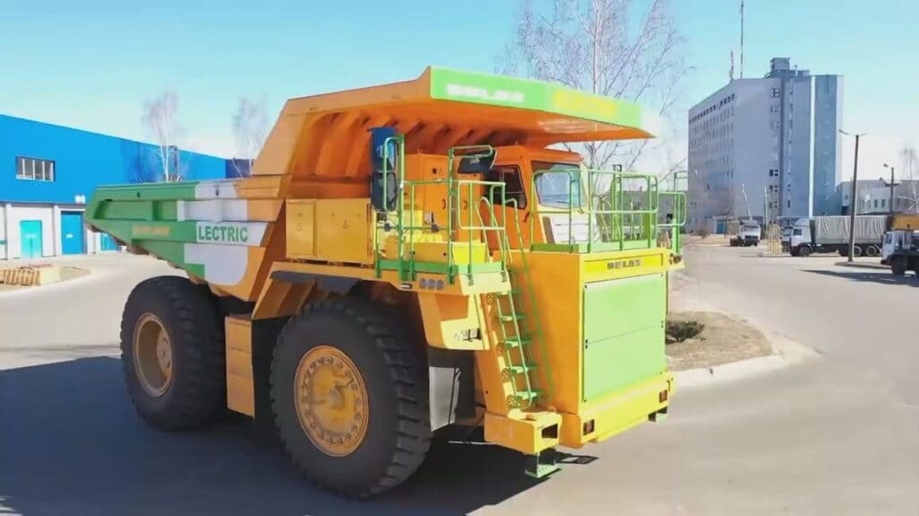 самосвал БелАЗ-7558Е