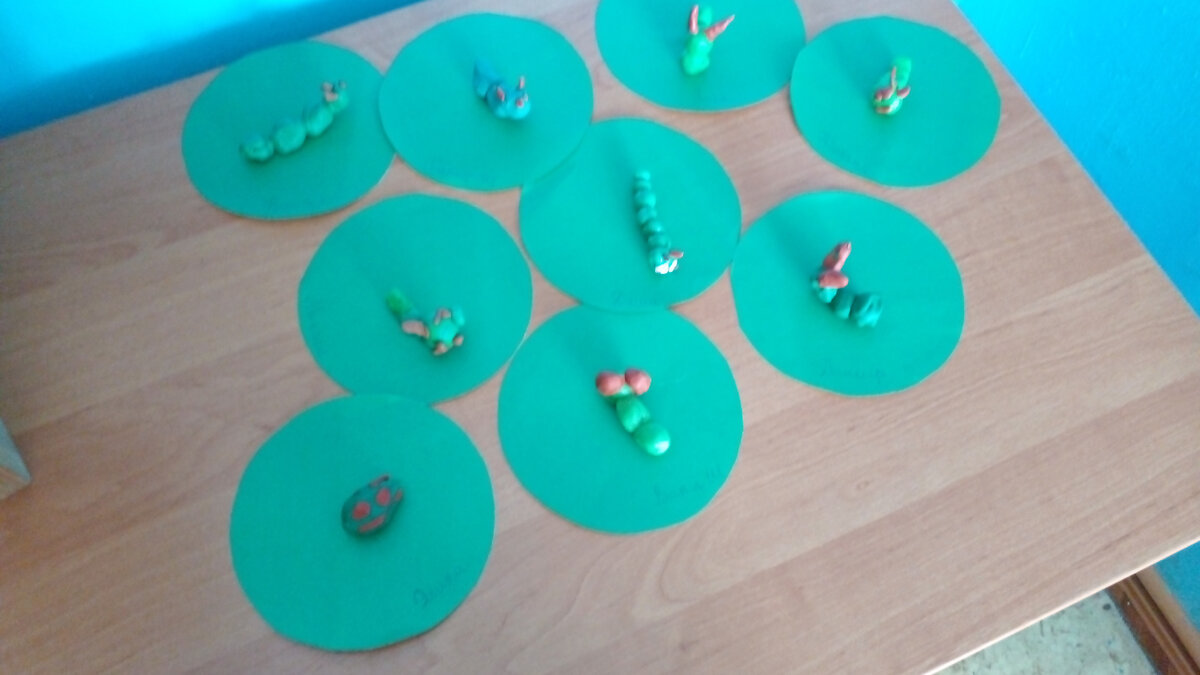 Гусеницы на лужайке