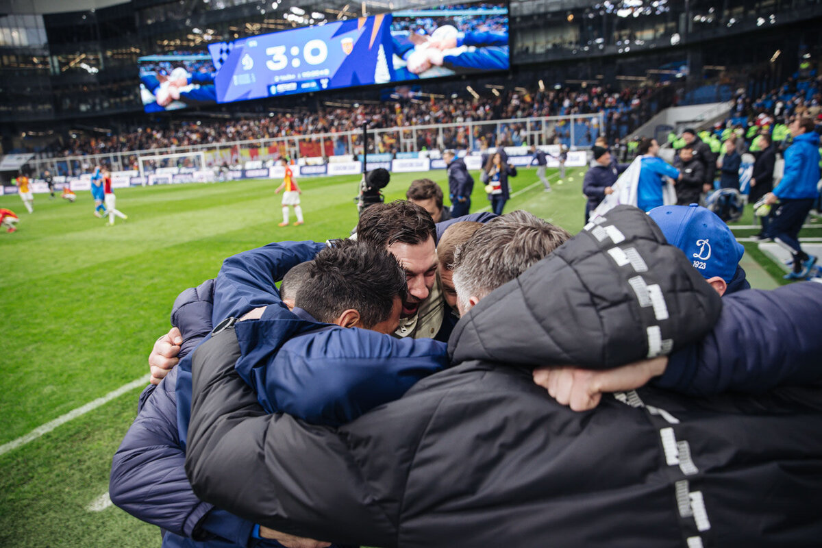 Сандро Шварц и футболисты «Динамо» отмечают победу над «Аланией».