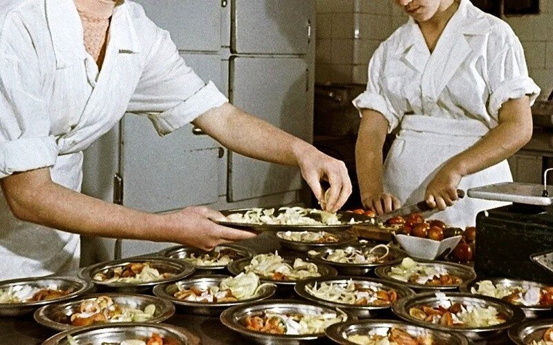 готовка на кухне. кухня бардак готовка. советские повара в столовой. раньше готовила вкуснее. раньше готовила вкуснее.
