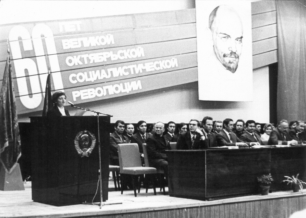 Фотография сделана не на слёте пропагандистов, но во время проведения торжественного мероприятия в ноябре 1977 года, посвящённого празднованию 60-летия Великой Октябрьской социалистической революции.