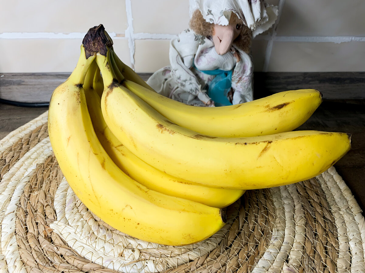 Какие бывают бананы. Банан на каждый день. Как есть банан. Кушает банан. Использование банана.