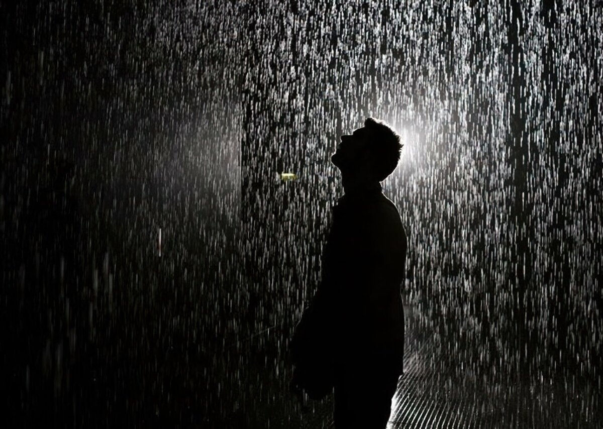 Последнее одиночество три дня дождя. Дождь одиночество. Человек под дождем. Дождь грусть одиночество. Человек дождя.