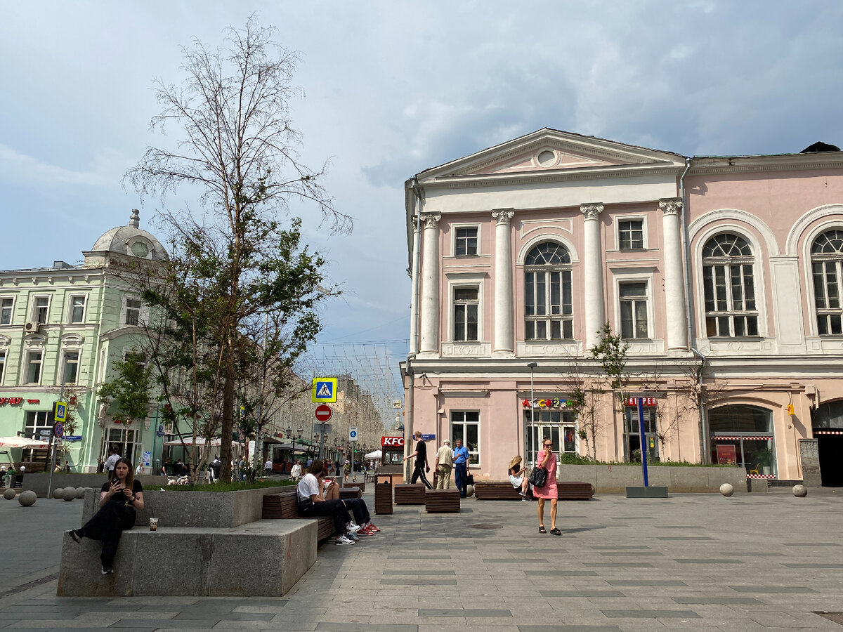 Справа — Crisper, слева — KFC, и всё в одном доме.