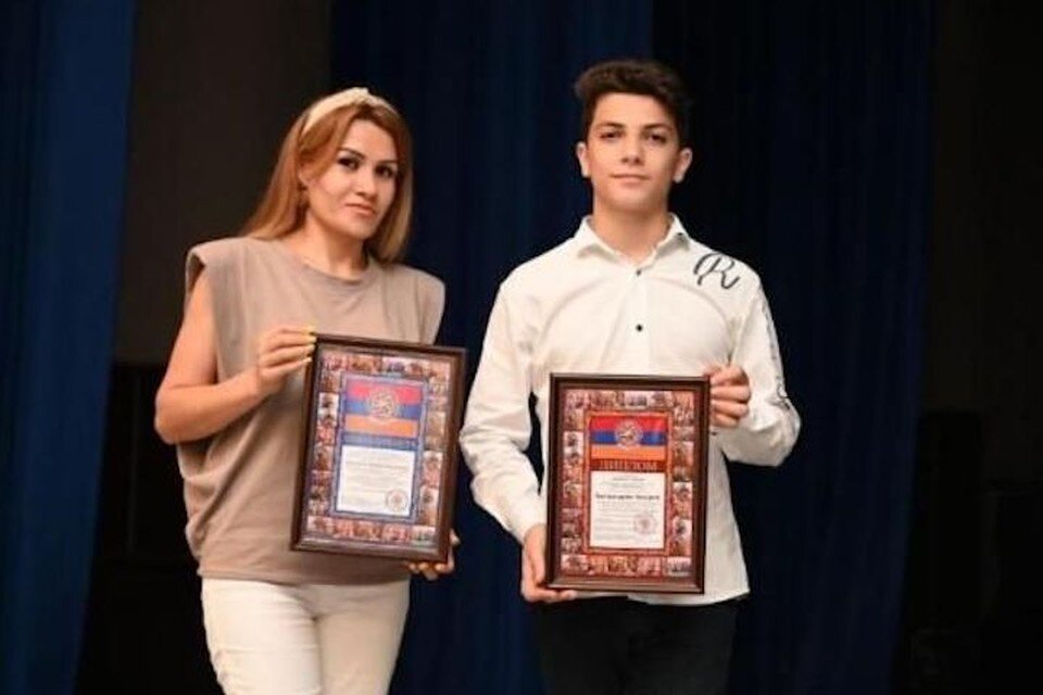     Андрей и его педагог Армине Товмасян. Фото: архив семьи Багдасарян.