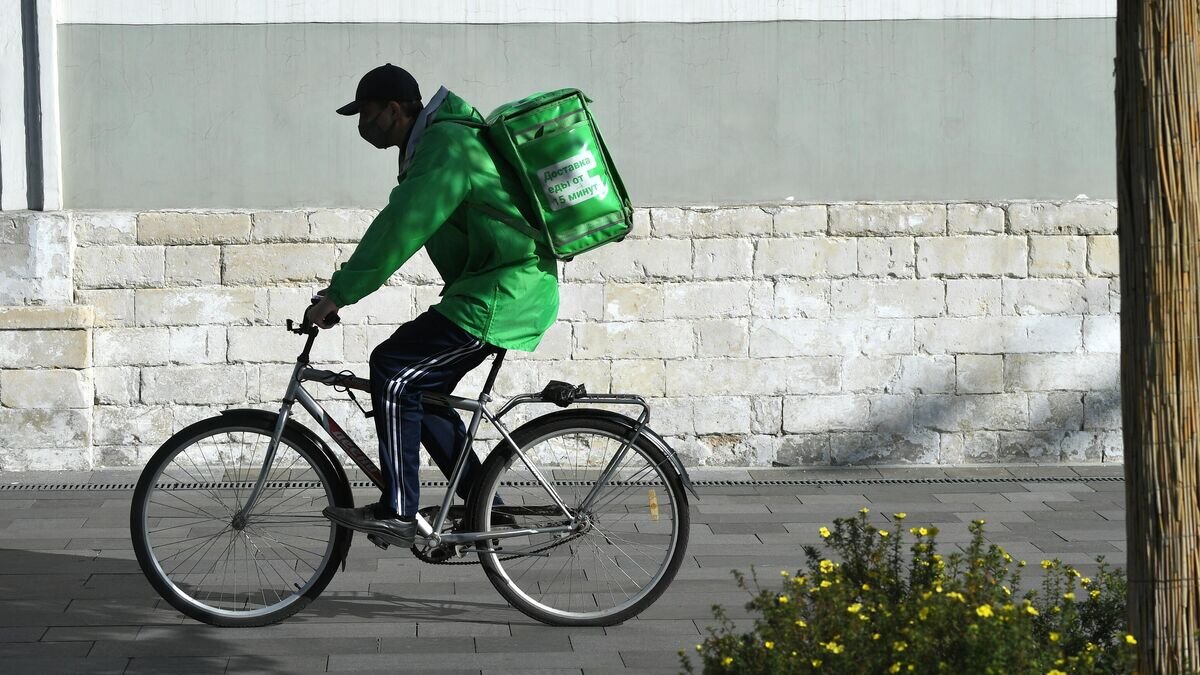    Курьер службы Delivery Club © РИА Новости / Рамиль Ситдиков