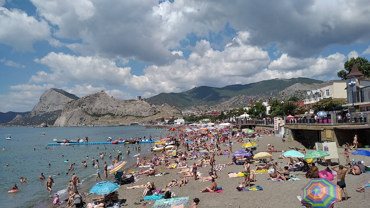 Центральный пляж Судака 27 июля 2022.Листайте!