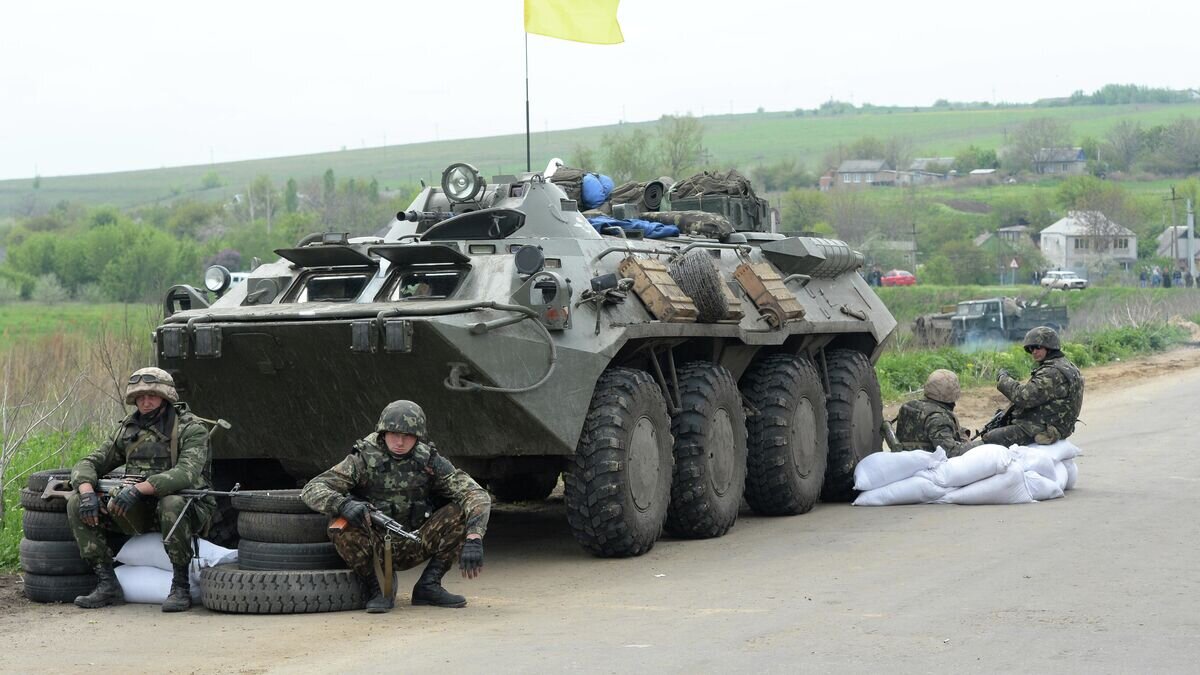    Украинские военные у села Андреевское около города Славянска Донецкой области. 2014 год© РИА Новости / Михаил Воскресенский