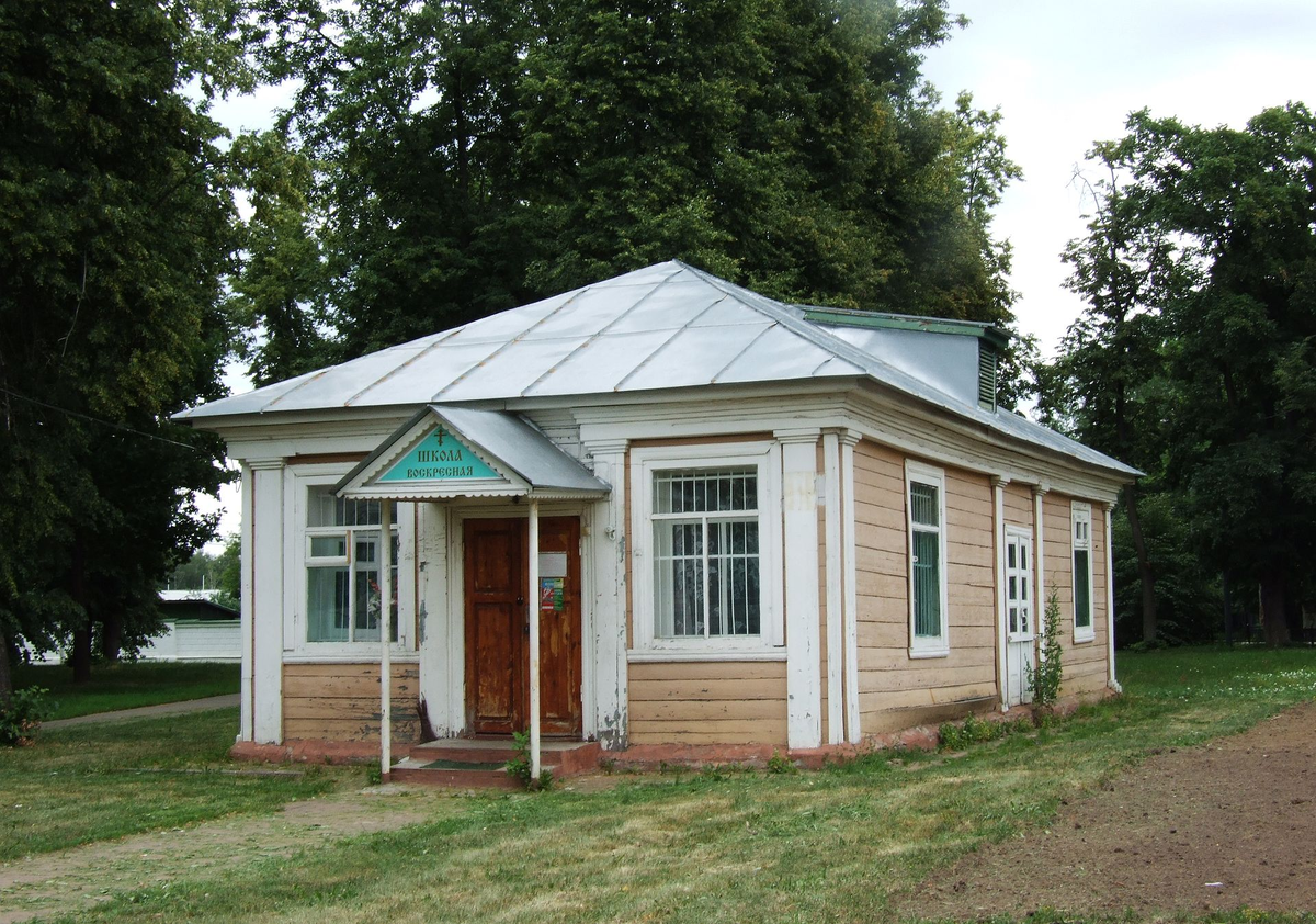 Воскресная школа на территории усадьбы Кузьминки (ныне - город Москва)