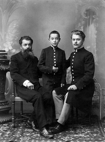 Д.И. Анощенко с сыновьями Николаем и Александром. г. Белгород. 1905 г.