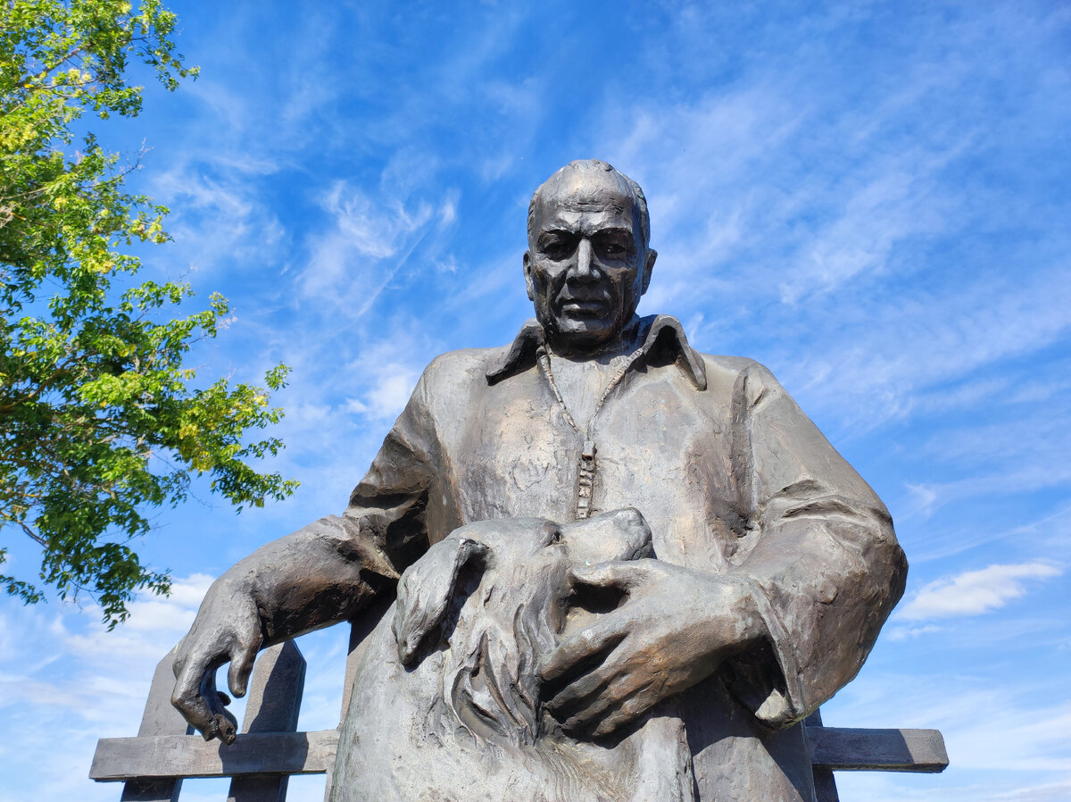 Памятник Константину Паустовскому. Источник — dzen.ru/pa_myatnik