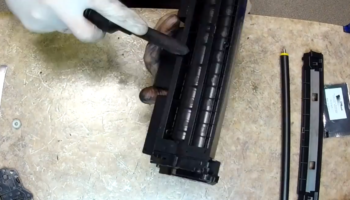 Фото 17. Устанавливаем шестеренку, указанную синей стрелкой. Надеваем на ось магнитного ролика бушинги