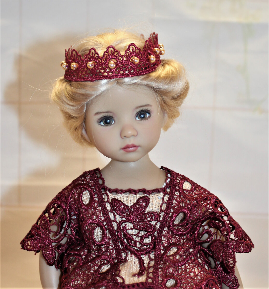 Куколка Little darling в наряде королевы в бордовом, фото и работа автора