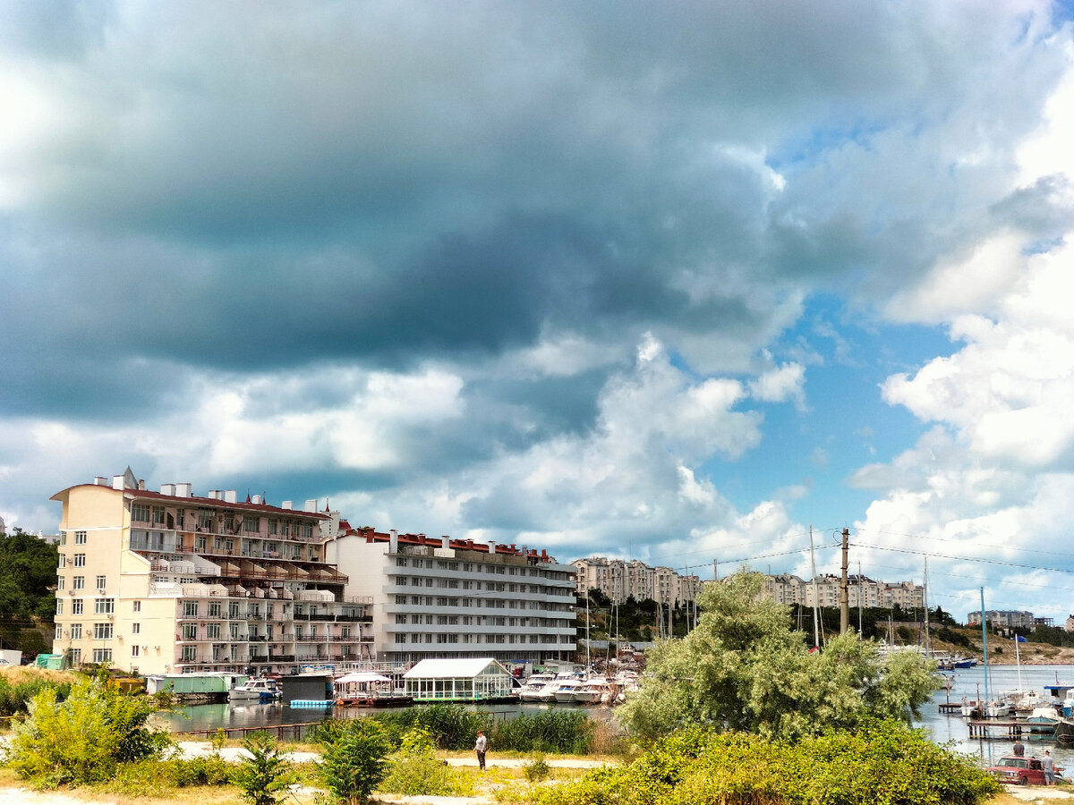 За этими домами и расположены участки, которые забирает себе город. Кстати в этих домах тоже продают "квартиры-студии у моря недорого". Застройка картонная и стены ветрами продувает, а в этой бухте ветра зимой хорошие, выдувает, "как в трубу". Однако сам район отличный.