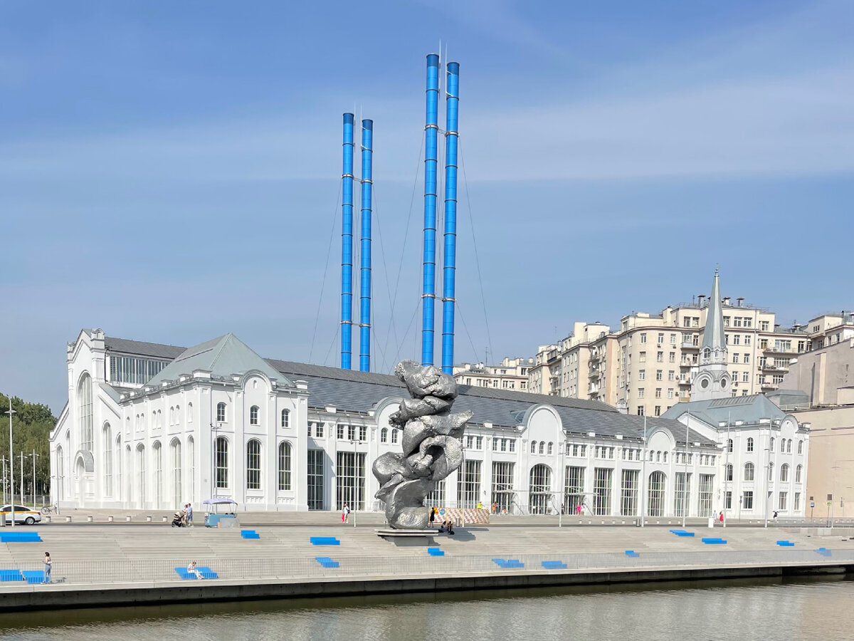 Фото сделано с Якиманской набережной. 