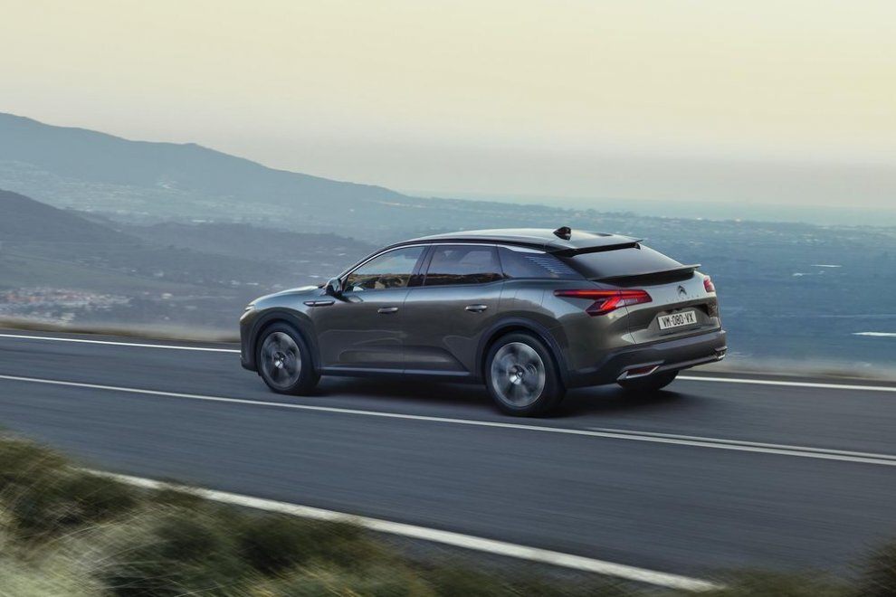 Citroën утверждает, что его новый C5 X сочетает в себе элегантность седана, вместимость универсала и практичность внедорожника.-1-2
