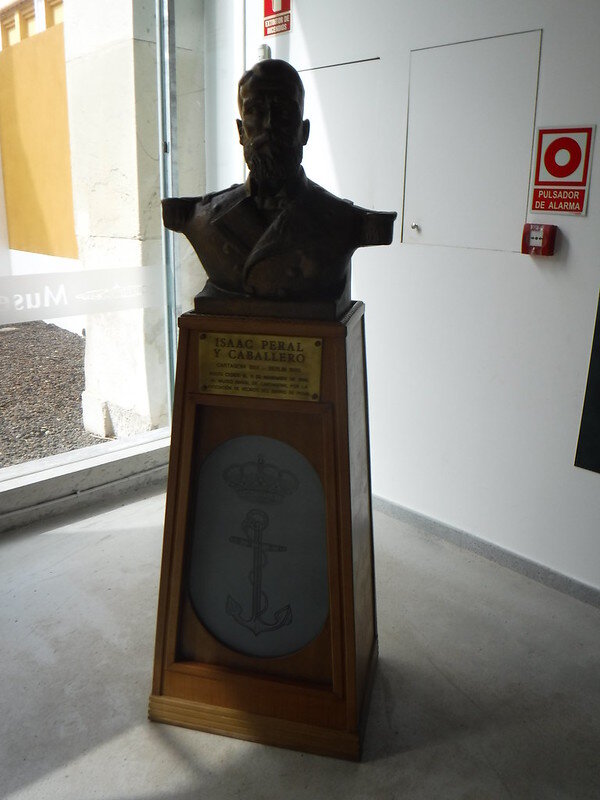 В носу – ТА, справа торпеда, “мегафон” наверху – мощный подводный фонарь – должен был светить на 150 м

Фото и личные вещи

Рубка с “оптической башней” – через люк не только попадали внутрь, но и грузили торпеды

С кормы
Бюст изобретателя
