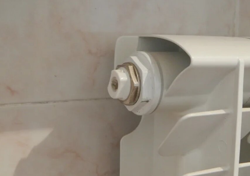 Кран маевского 0510 dn15. Кран маевского м8. Кран маевского как установить на батарею. Кран маевского 15. Кран маевского для биметаллических радиаторов автоматический.