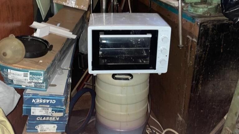     Оптовую партию вещества «мефедрон» общей массой более четырех килограммов изъяли оперативники УФСБ по Удмуртии на квартире жителя региона, причастного к организации крупной нарколаборатории. Мужчина арестован, его противоправная деятельность пресечена, сообщает пресс-служба УФСБ.