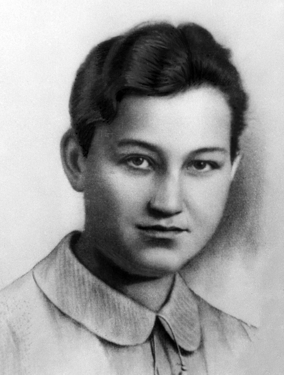     31 октября 1941 в числе 2000 добровольцев 18-летняя Зоя поступила в диверсионную школу  фотохроника ТАСС.