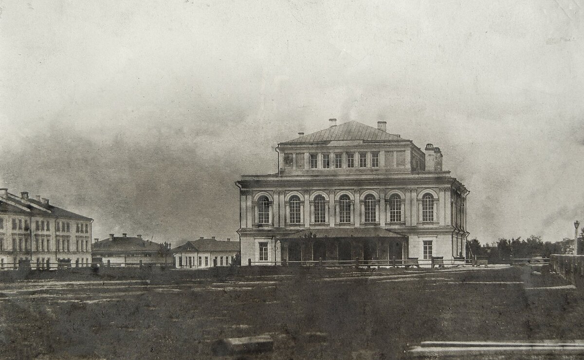 Здание театра. Сейчас на этом месте стоит памятник Ленину на площади Свободы. 1850-1865 гг.