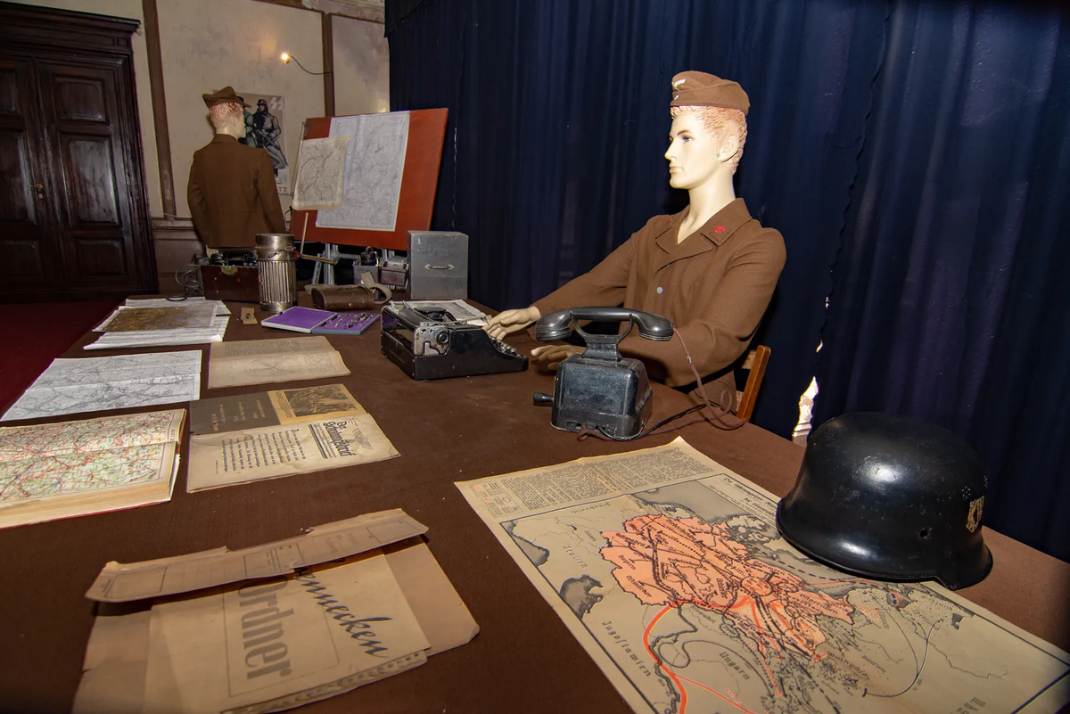 Штаб управления строительством Организации Тодт в музее рядом с подземельем. 
