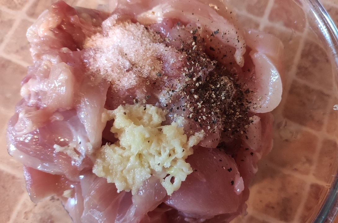 Фото автора канала Журнал о бытовом. Добавляем соль, перец и размельченный чеснок. 