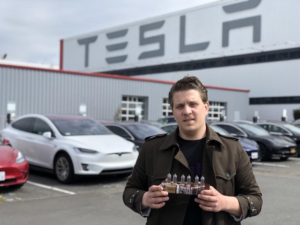 Вадим Антонов, основатель Past Indicator, на заводе Tesla в Калифорни